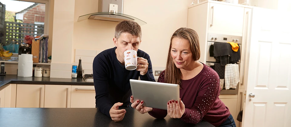 Ungt par tjekker iPad
