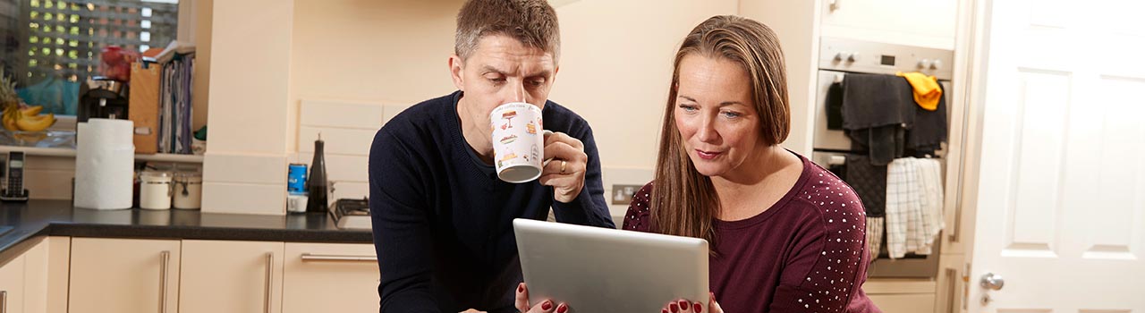 Ungt par ser på iPad