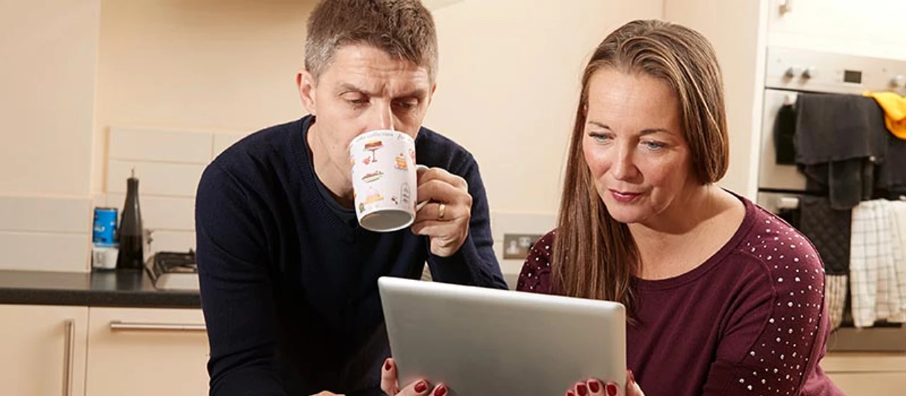 Ungt par ser på iPad