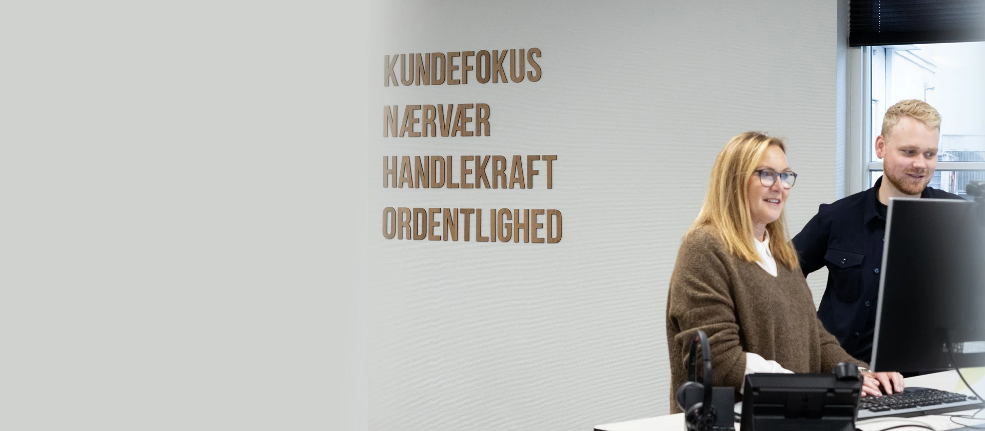 Medarbejdere tjekker PC skærm