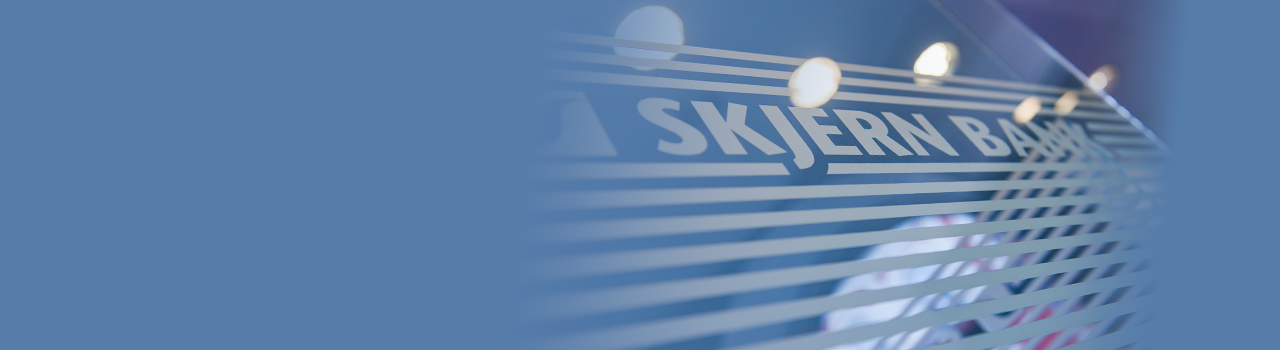 Skjern Bank logo på blå baggrund