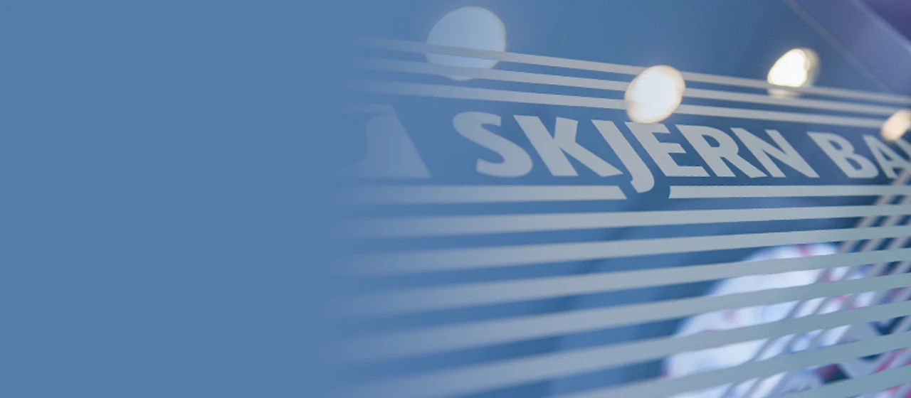 Skjern Bank logo på blå baggrund